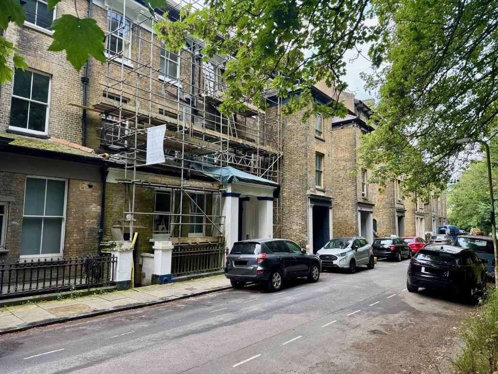 Lot: 53 - THREE-BEDROOM APARTMENT IN PERIOD BUILDING - Front of property